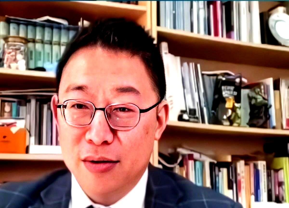 沈逸讲道：“我有一个做进出口贸易的美国朋友说你们中国人太坏了，弄得我们现在连牙刷