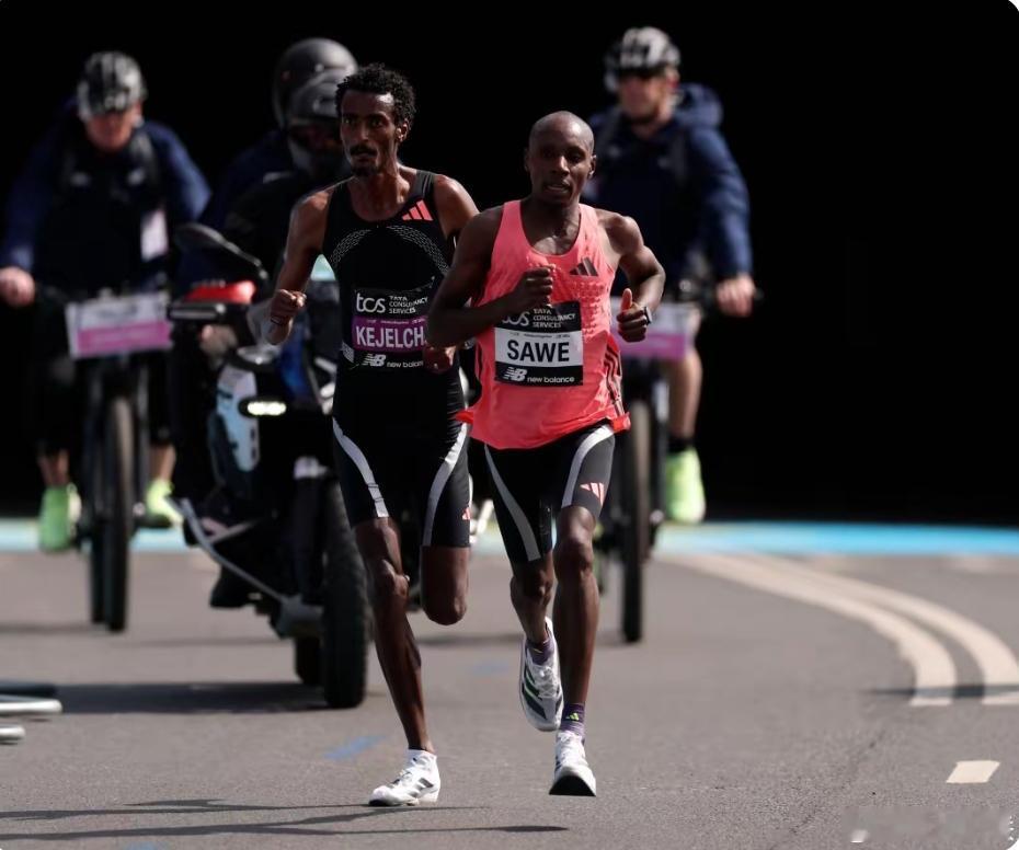 我的天！人类真把马拉松跑成“开挂现场”了！42公里多的路程，居然有人1小时59