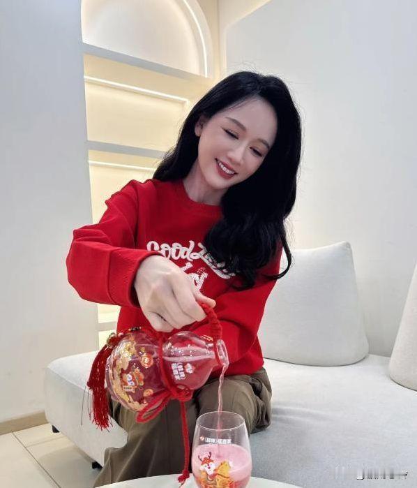 陈乔恩新年美照太惊艳了！她一身红色蝴蝶花纹连衣裙，喜庆又有精气神。在马来西亚柔佛