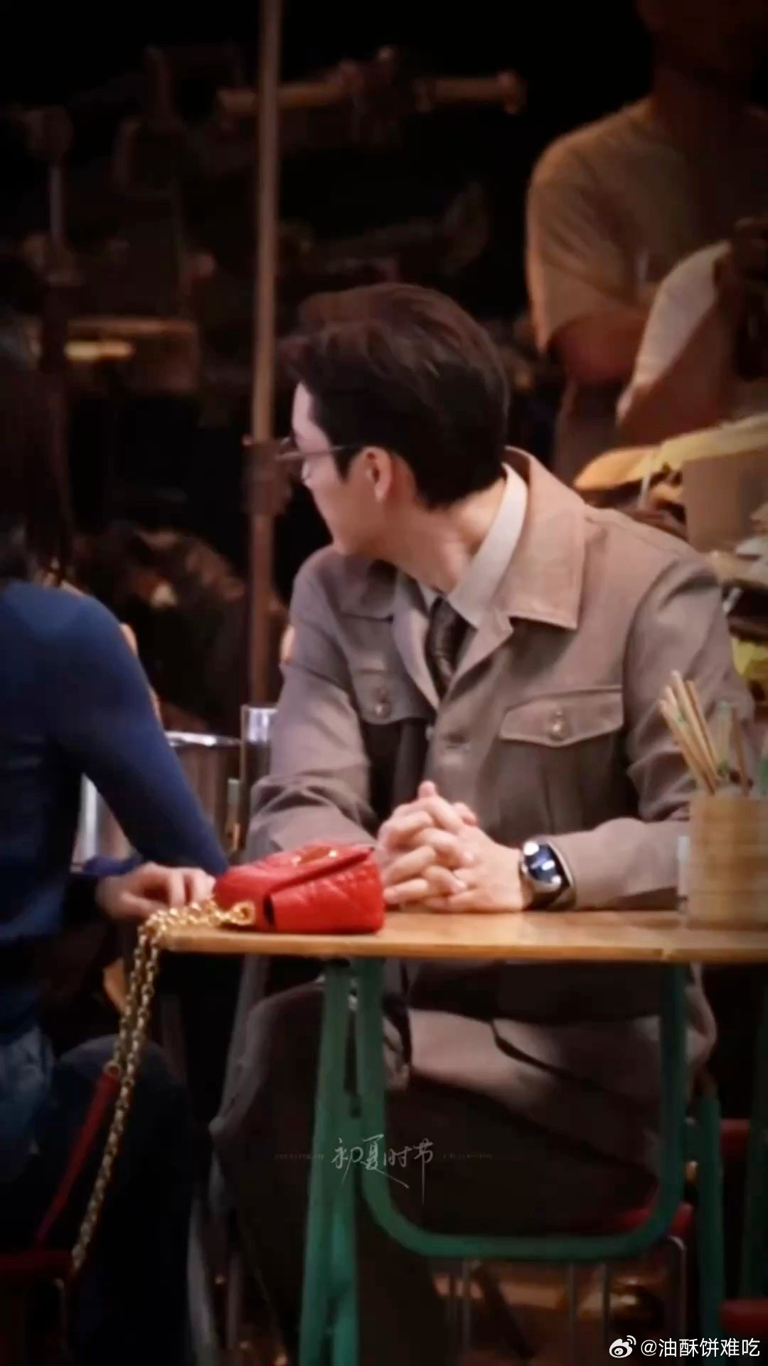 陈伟霆向涵之我一秒嗑上救命！这对视、这指尖触碰，谁看了不喊一句“好配”！陈伟霆斯