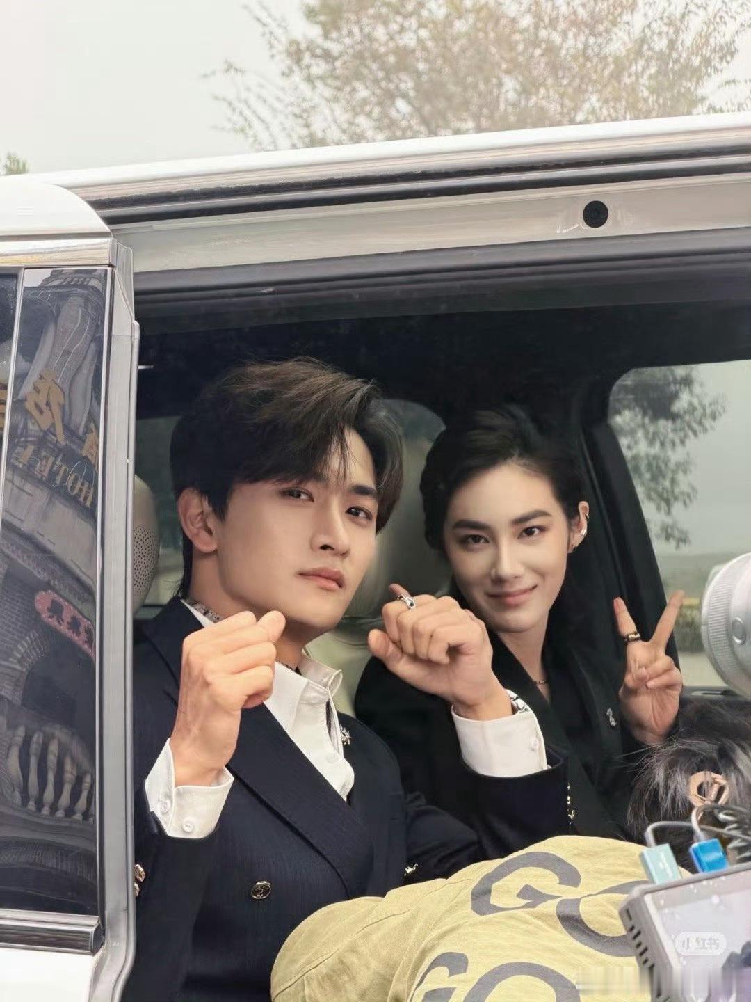 我丢，后边那个真的不是王一博吗？