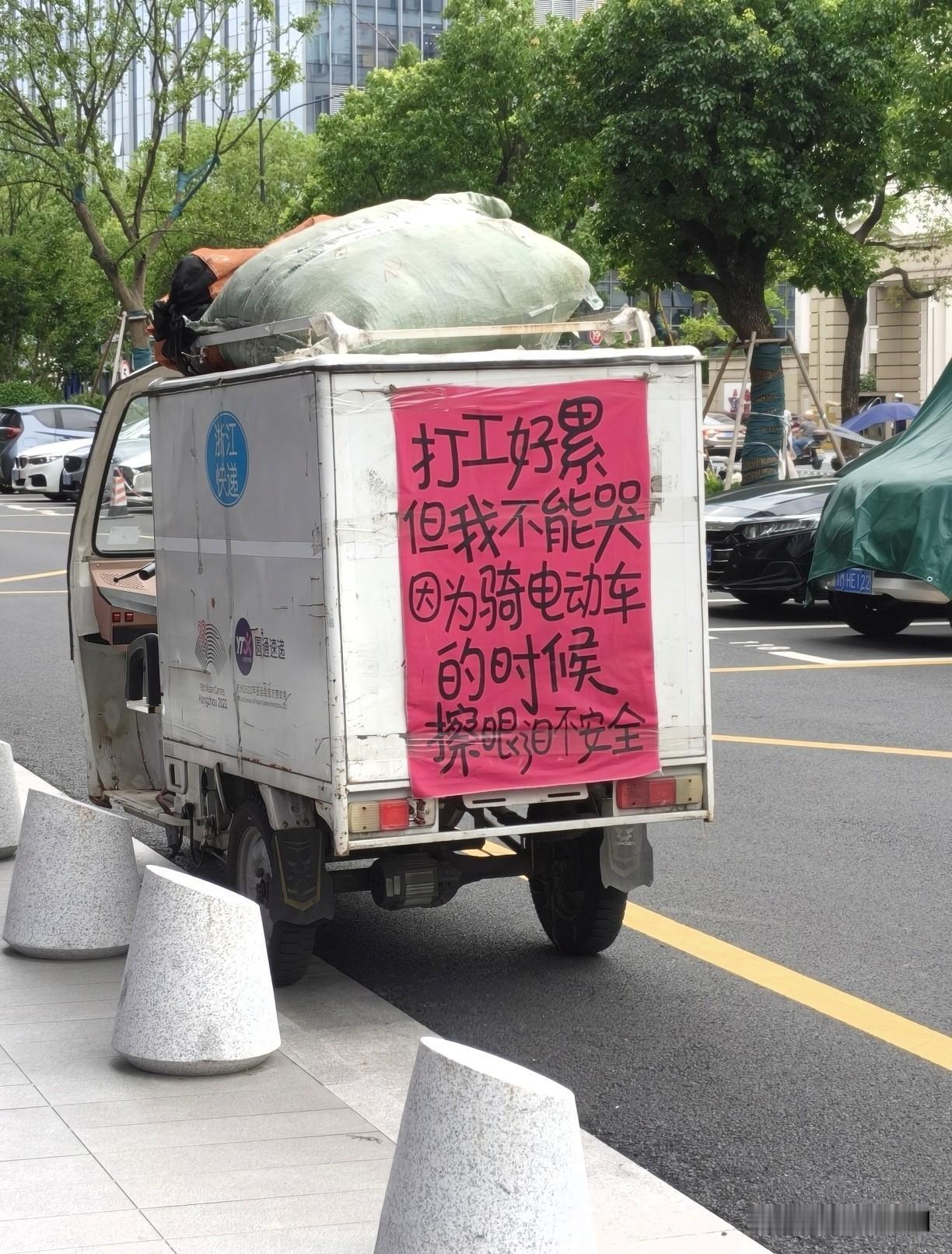 你如果没有挣大钱的本事，就不要放弃挣小钱的机会。大钱靠命，小钱靠勤。生活里