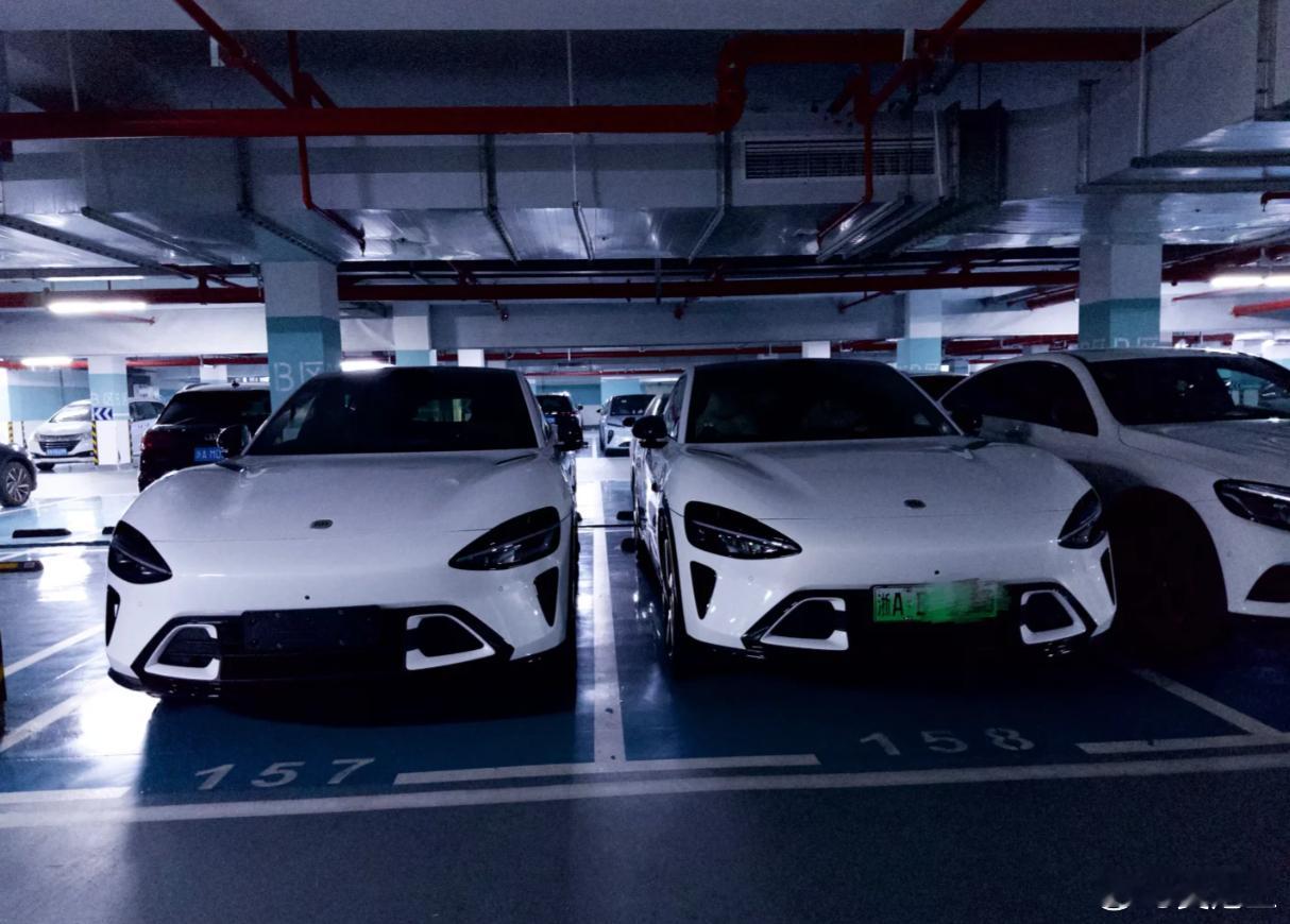 楼下停车场偶遇刚出生的yu7兄弟[滑稽笑]​​​