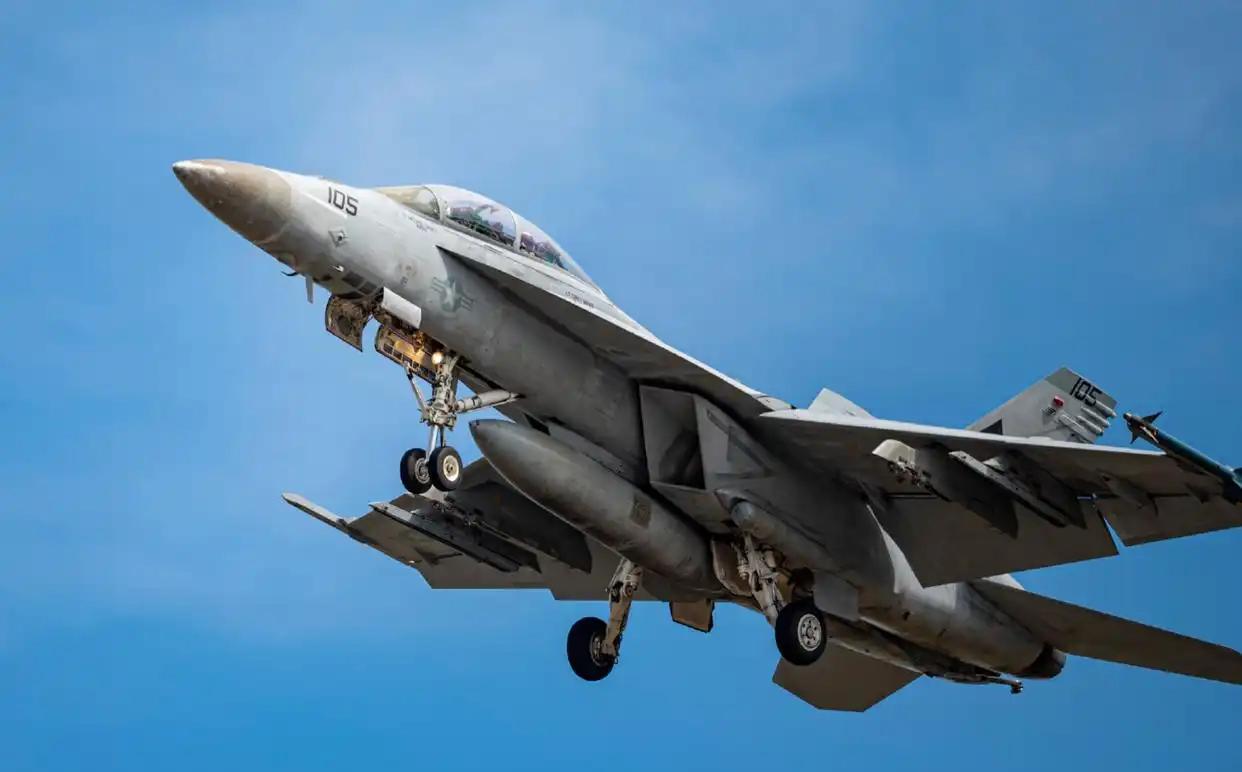 特朗普估计没想到，先等来的不是委内瑞拉投降，美军王牌战机坠毁特朗普的美洲