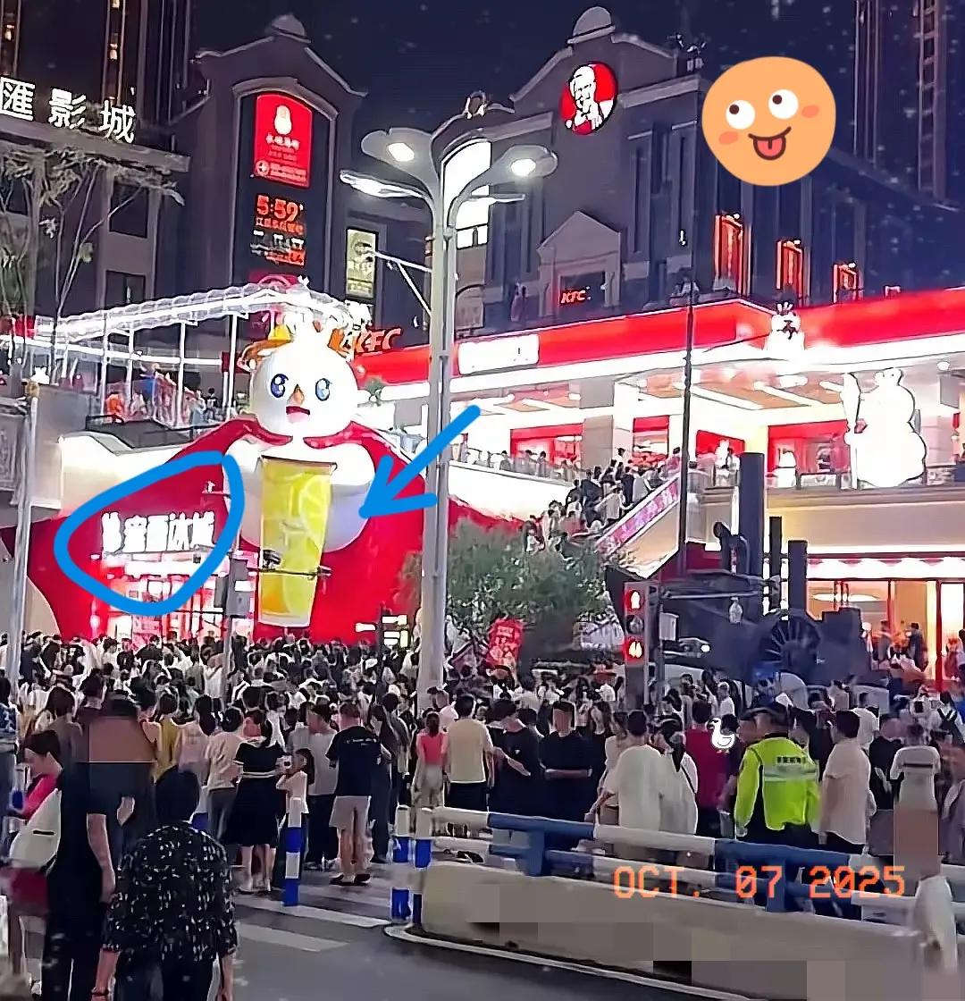我真的有点看不懂这个世界了！重庆一家蜜雪冰城开了一千多平。你没看错，一千多平