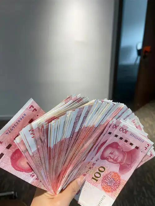 四年前，一个男人做生意差8万块周转，亲戚朋友借了个遍，亲舅舅都躲着不见人。最后是