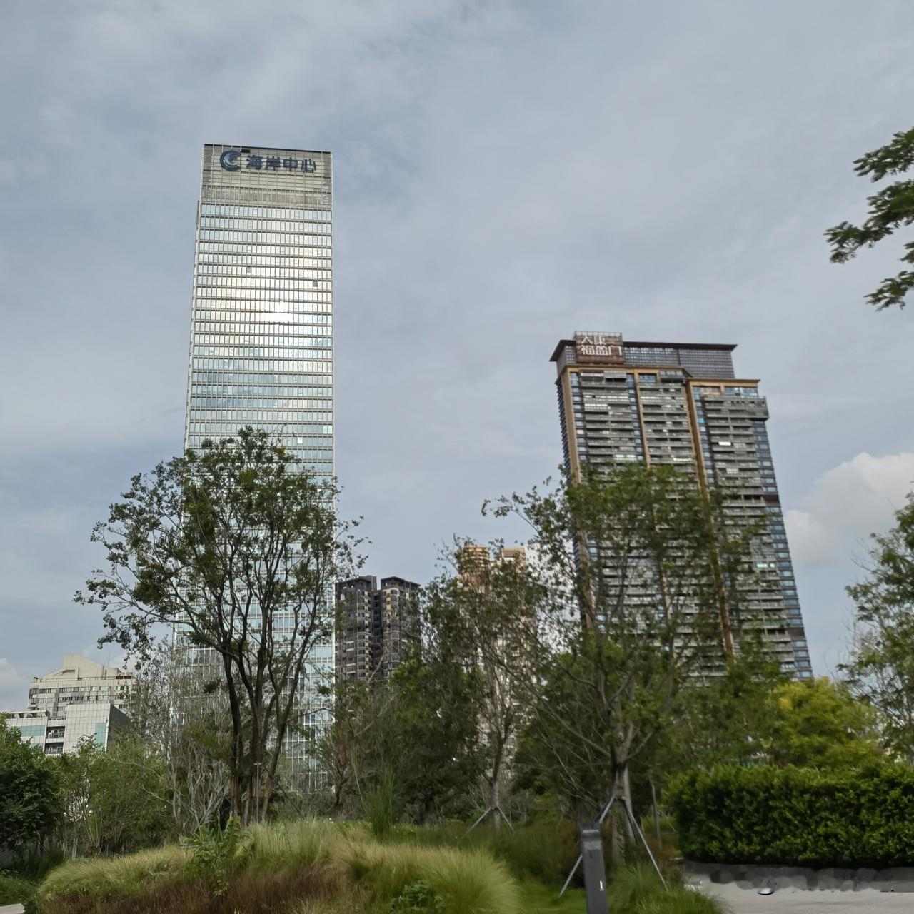 不知道大家有没有发现一个很现实的职场现象。两个人学历、能力、履历硬件条件不