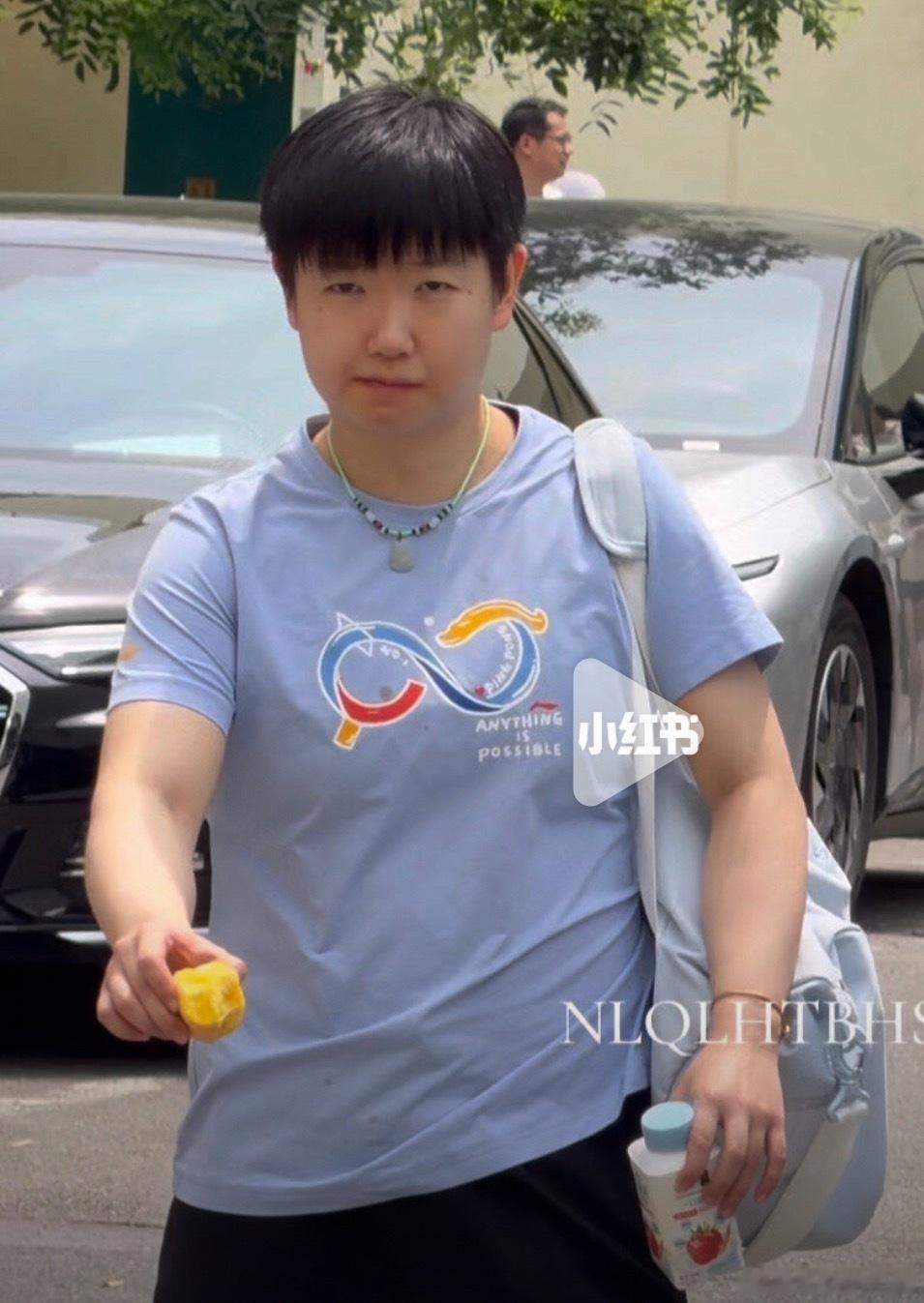 莎莎手里拿的是黄桃吗