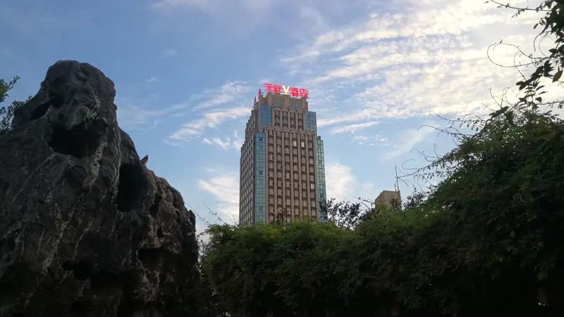 有人炒股像开挂，有人炒股像渡劫。我认识一位哥们，简直是股市的反向指标，买啥啥跌，