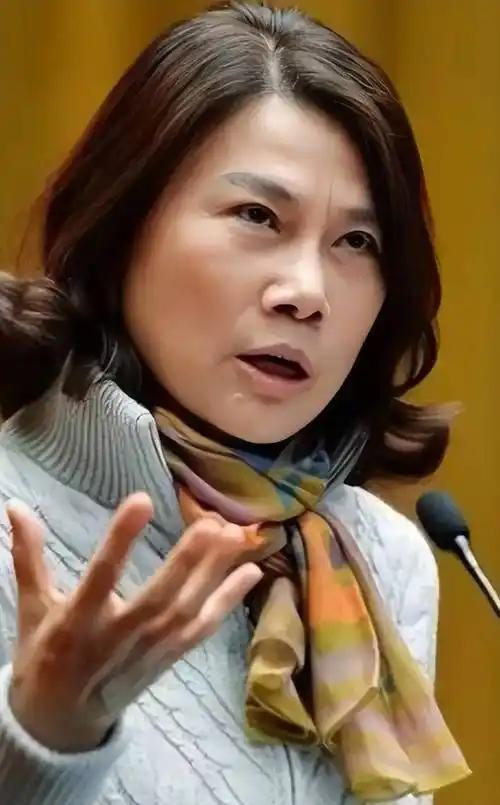 董明珠这回是真低头了。欧洲热浪烧到40度，中国空调卖疯了，美的海信TCL赚得