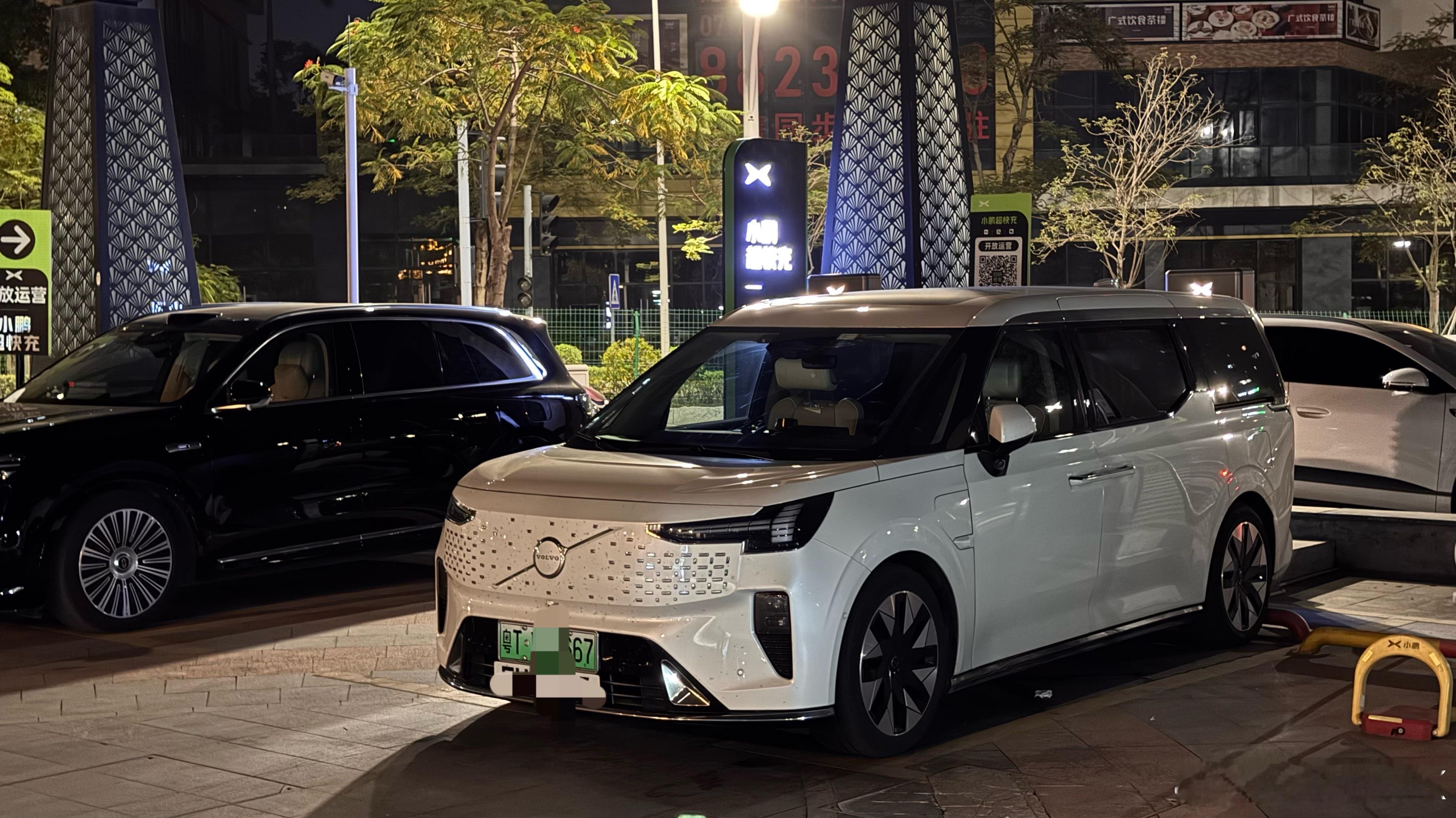 我不太明白这属于什么心态…….旁边都有超多车位可以停但就是喜欢停在超充的位置上不