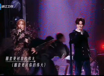天赐的声音7今晚开播，陈楚生和张靓颖合唱的《巴拉莱卡》，太惊艳了！就这舞美，这