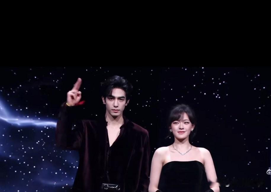 微博之夜圆满落幕了，群星璀璨，你们想知道宋威龙的表现么？他是和文琪一起出场的