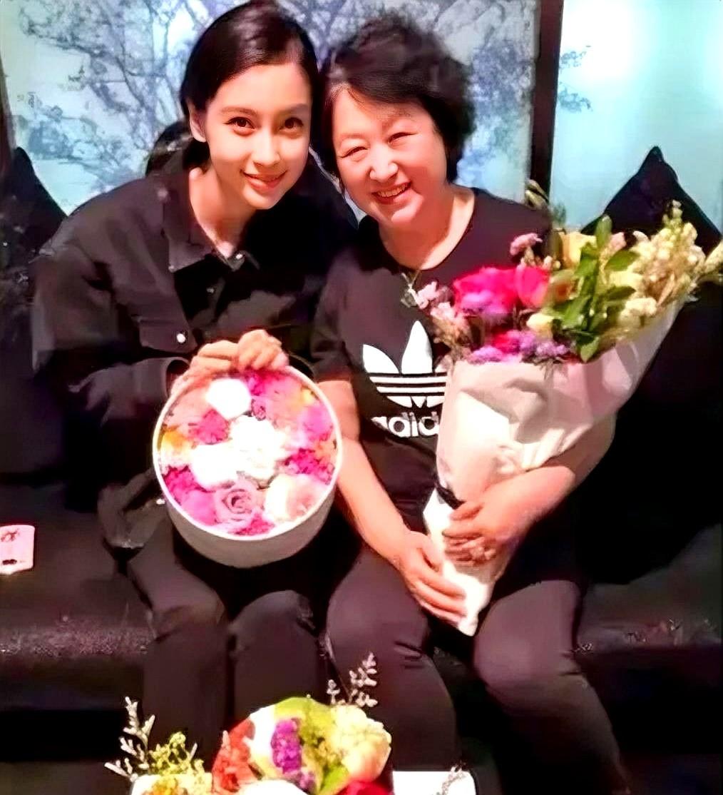 今天全网最不是滋味的人，应该就是叶珂了吧。最近杨颖带儿子小海绵和前婆婆聚餐的照片