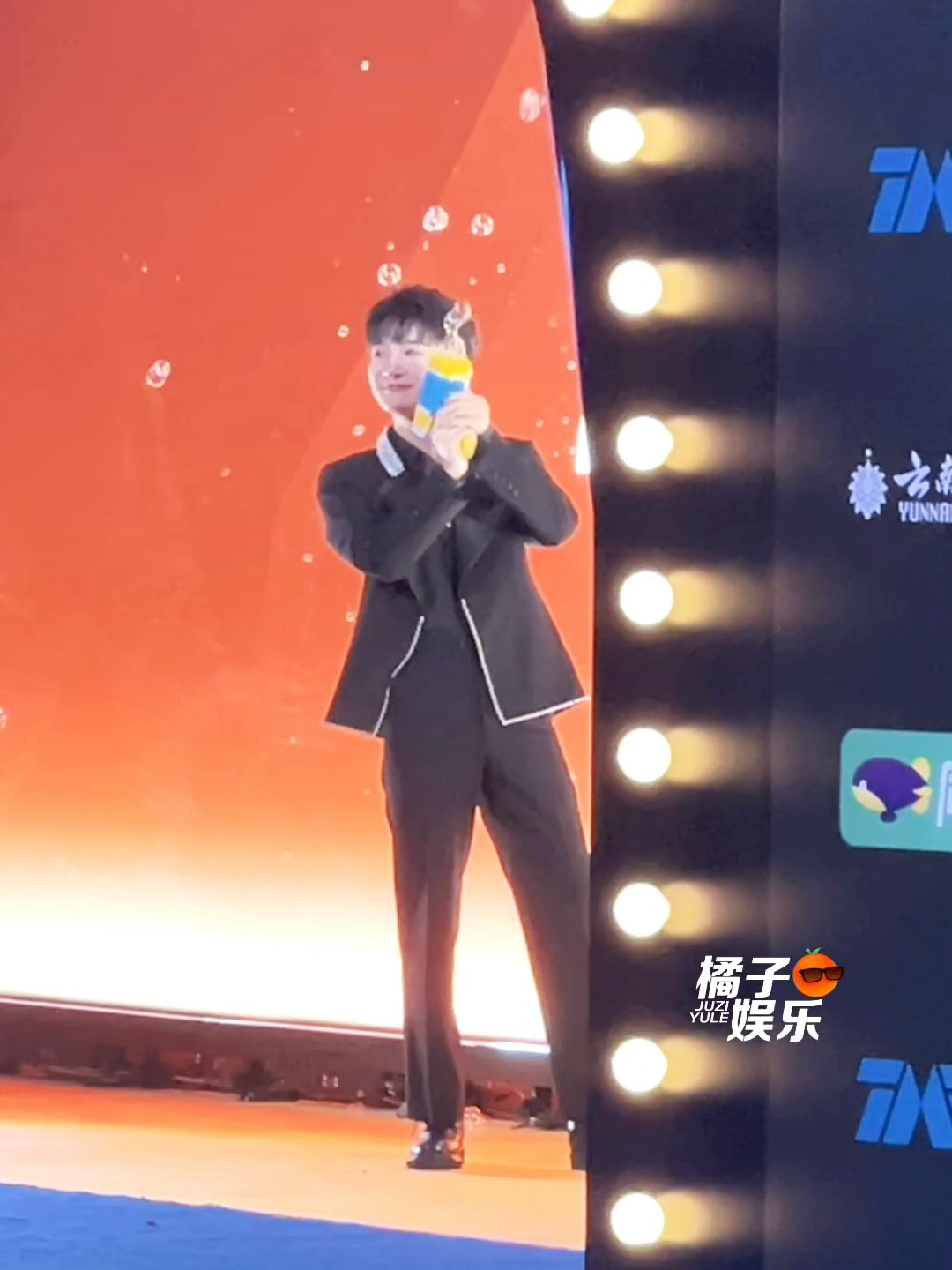 抓到一个玩泡泡机的周深玩泡泡机的周深​​​