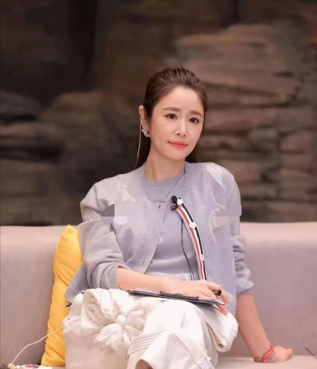 林心如只是胖了3公斤，反而更有韵味了！一身灰白穿搭简约大气，气质高级又温柔，状态