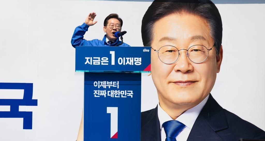 韩国大选最后冲刺，李在明突然当着全球向中方喊出一句话，现场韩媒彻底懵了距离韩国