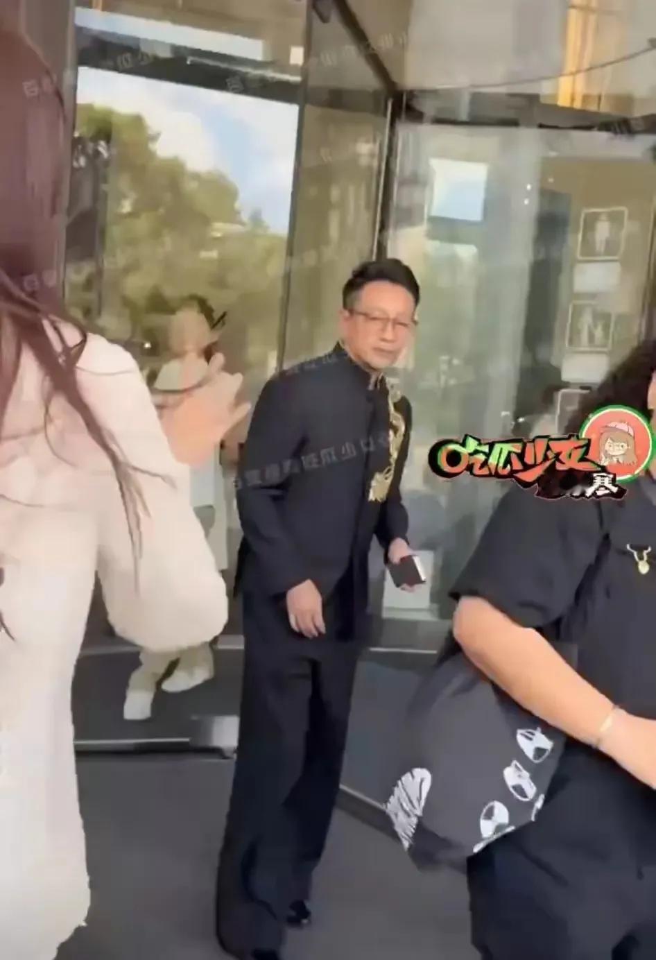傍晚时分，夕阳西下，落日余晖之下的马筱梅，换上了圣洁的白色婚纱，与汪小菲的婚礼盛