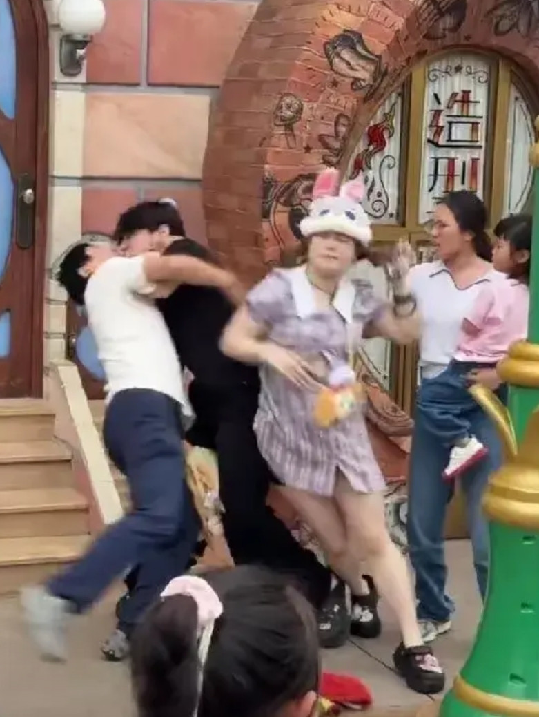我觉得上海迪士尼事件中，这个戴帽子的女孩完了，全国出名了，你俩照个相，孩子不懂事