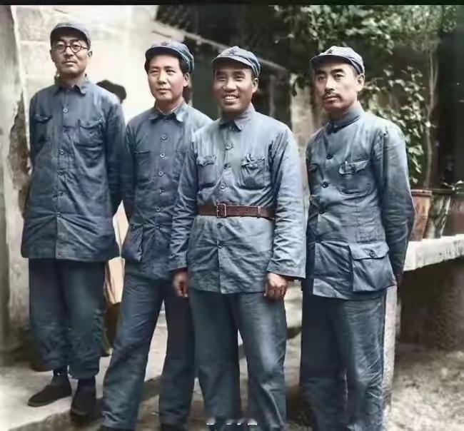 为什么朱老总的军装上衣口袋和毛、周的不一样？​伟人着军装，既有英气，又朴实和蔼。