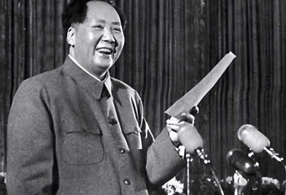 毛主席：“贪污浪费是极大的犯罪。”一九三四年一月二十三日，江西瑞金的会场里