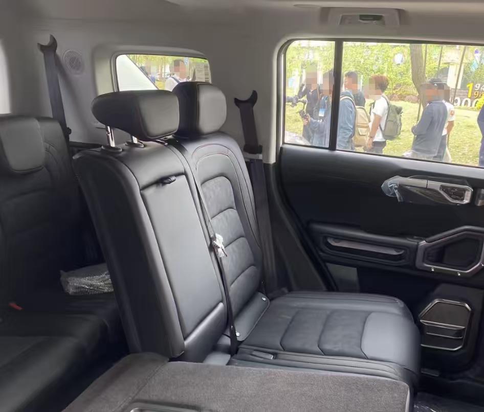 捷途旅行者七座版本车长超五米，搁户外露营那是相当实用，妥妥一张移动大床。身高一米