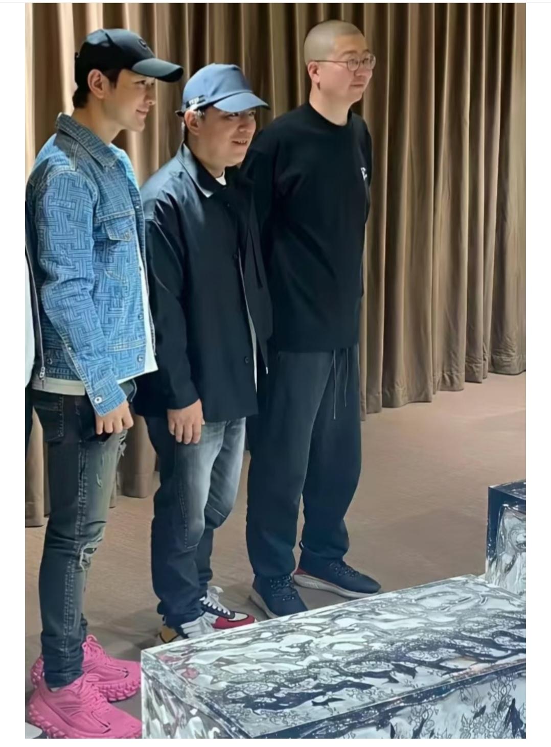 晓明哥，脚上这鞋得有8公分吧。