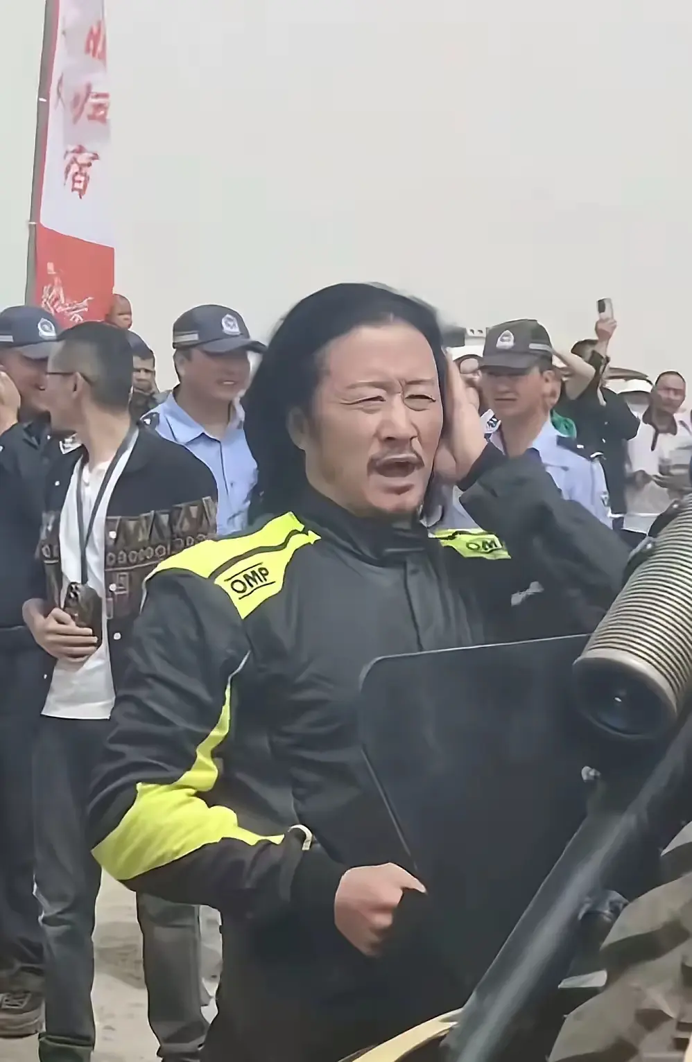 有没有发现，吴京的发量好大，本来好好的留个“战狼”发型多有精气神儿，非要留个艺术