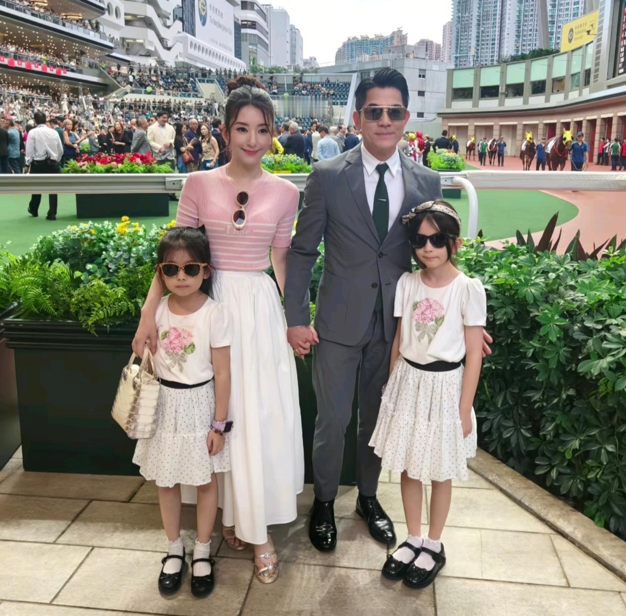7月1日沙田马场，网友拍到郭富城、方媛带着两个女儿看赛马。郭富城一身西装精神