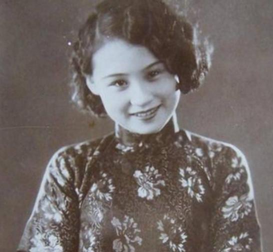 1937年，著名影星陈燕燕去闺蜜童月娟的家中做客，聊的口渴就顺手把桌上茶杯里的水