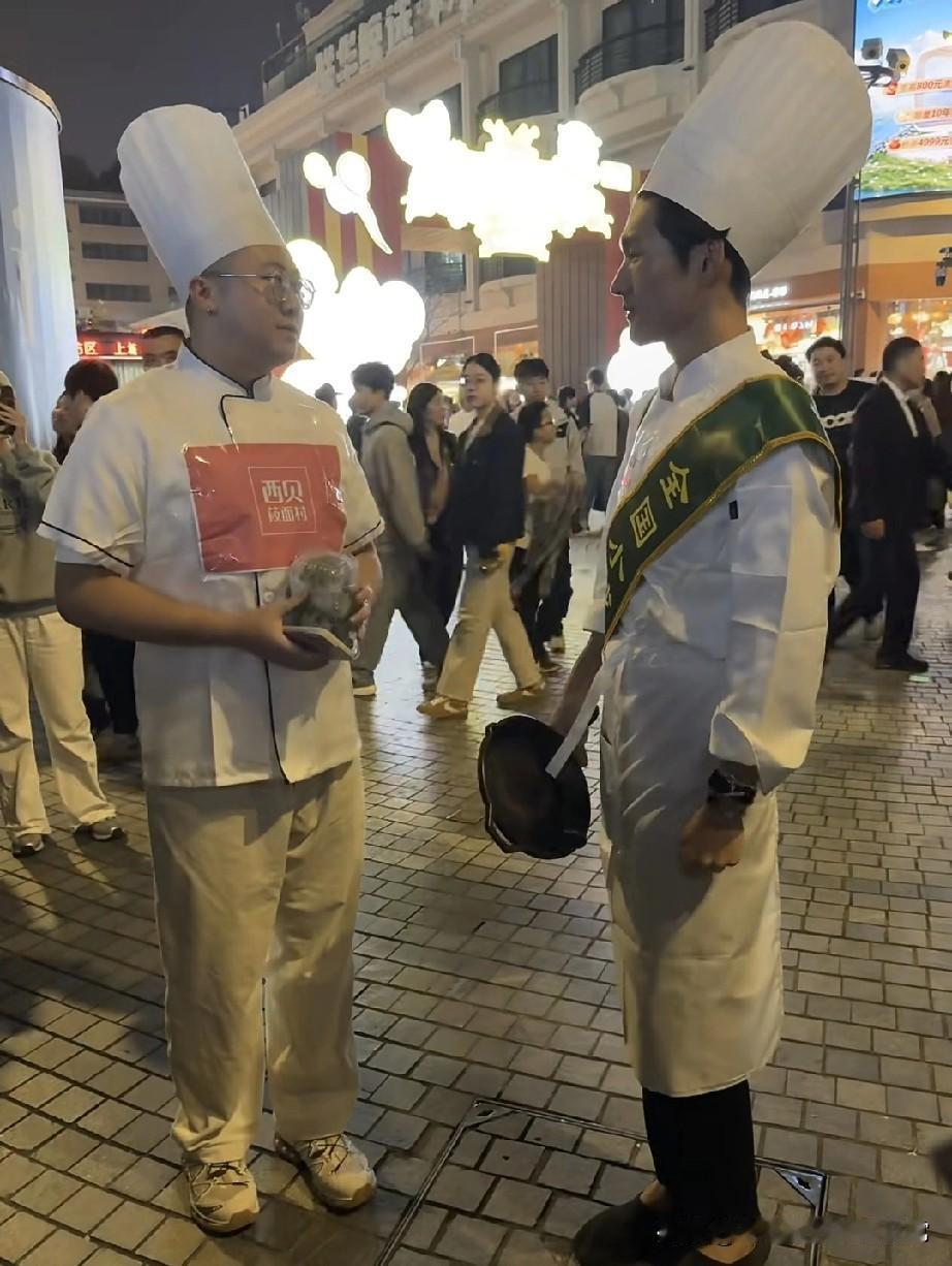 西贝大厨与费大厨当街吵架了！昨晚在商业街亲眼目睹西贝莜面村和费大厨的厨师当