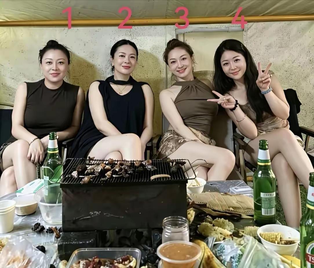 四位美女在小聚。你说吧，这当领导的人，就是与众不同，自带霸气高冷，四个美女里有一