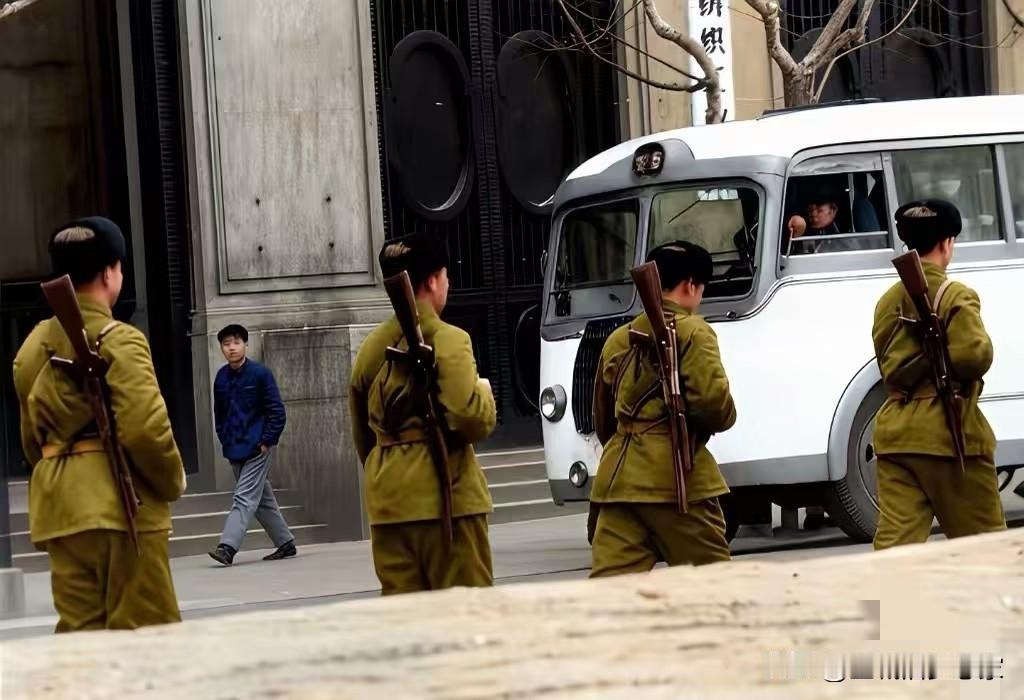 1972年寒冬，跟随尼克松访华的美国记者，在上海外滩拍下了这张珍贵的历史瞬间。街