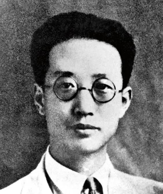 一同参观瞿秋白纪念馆，朋友问道：“瞿秋白相当于什么地位？”淡然一笑：“他是党内极