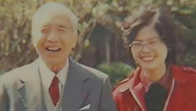 85岁的老爷子喝大了，脑子犯晕，把家里23岁的小保姆错认成自家老伴。保姆没挣扎，