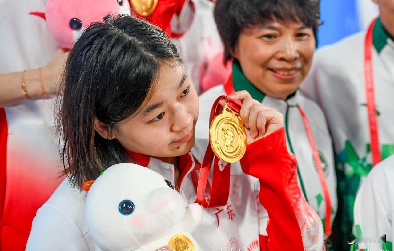 “面相大变”的全红婵，头发也长长了，活脱脱应了“女大十八变”的老话，看得人打心眼