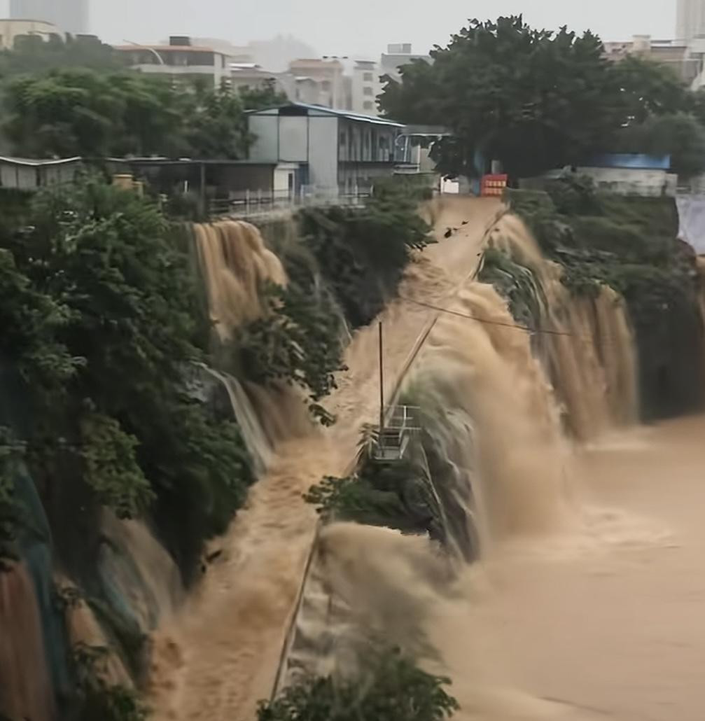 #广西贵港否认达开水库石牛水库崩堤#【广西贵港否认达开水库石牛水库发生崩堤溃漏！