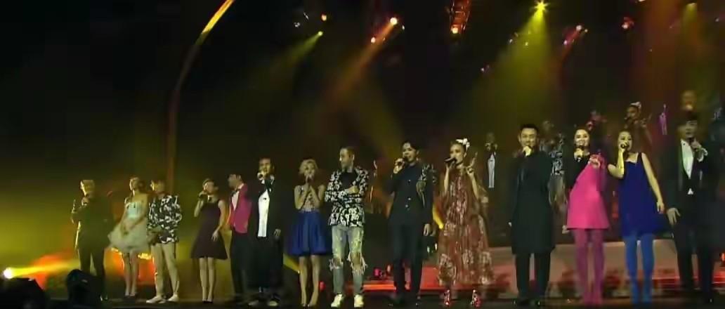 英皇25周年演唱会散场，观众没走，围住中控台齐声喊退票。你说这是25周年庆典？