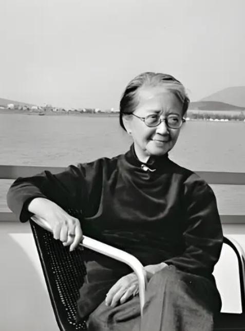她从不体检，喝隔夜茶，患癌不化疗，活到102岁，医生追问长寿秘诀，她说了两个字，