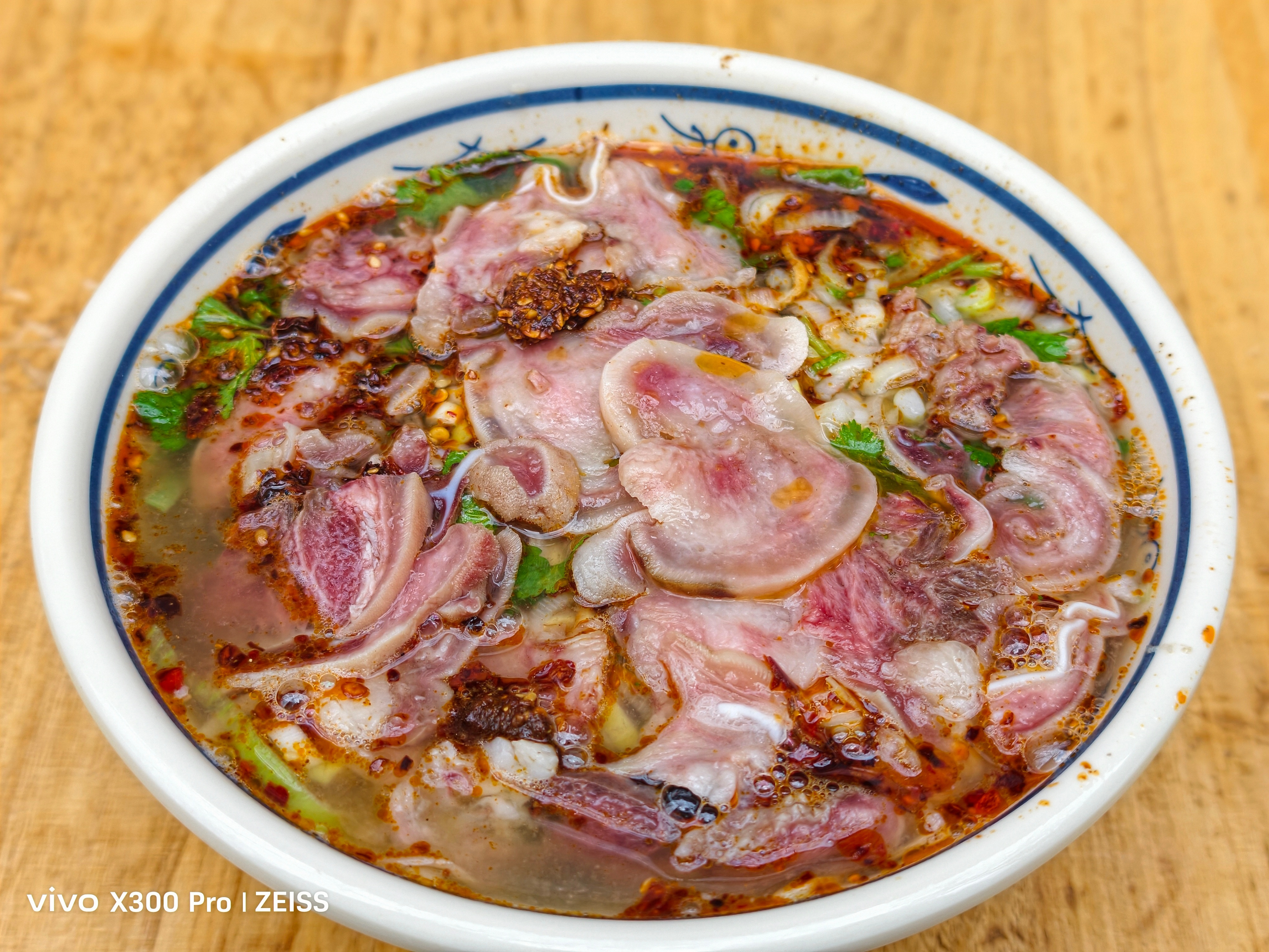每日一餐分享羊脸豆腐菜，算是我们河南的特色饭菜，油比较大。羊脸主要是很香，和粉