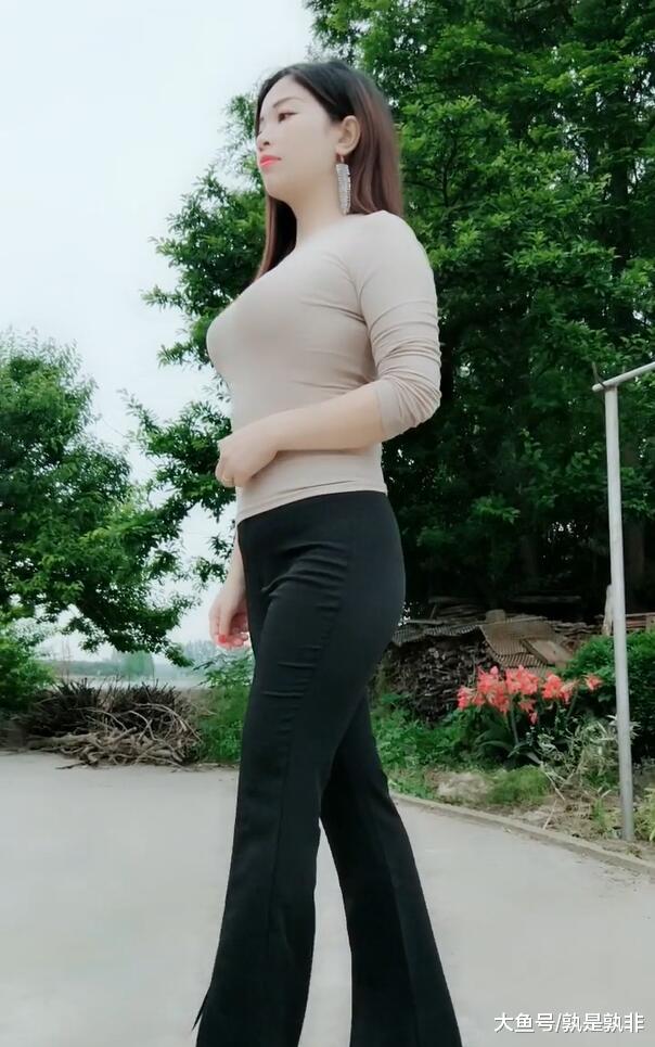 打扮时尚的轻熟美女, 让人感受到女人的美不分年龄