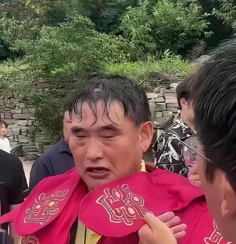 35℃高温，厚演出服，朱之文在台上手抖到话筒都拿不稳。他弯腰鞠躬，说了句“唱不动