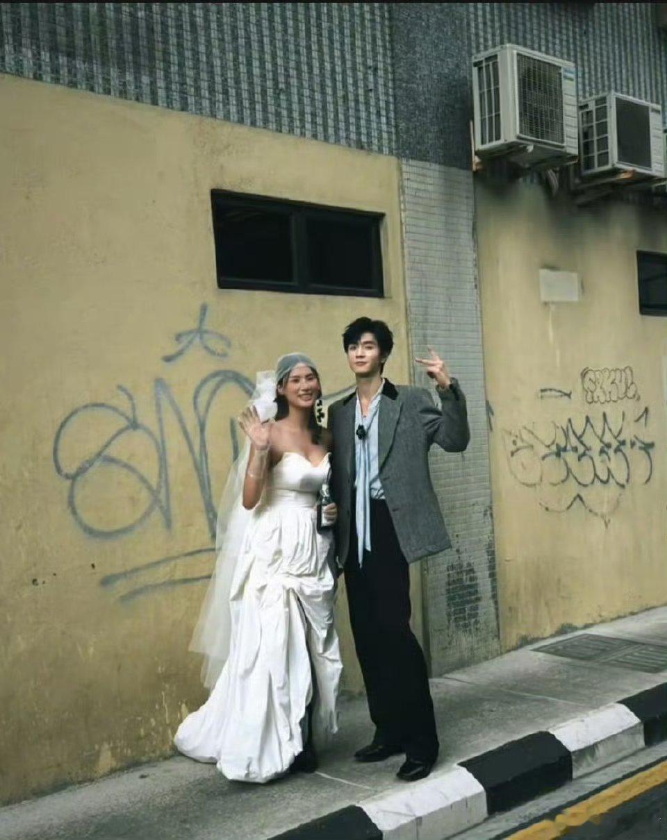 穿着婚纱的女生拍摄偶遇陈哲远，哲远就这样边走近边鼓掌祝福，还一起合影了！好羡慕啊