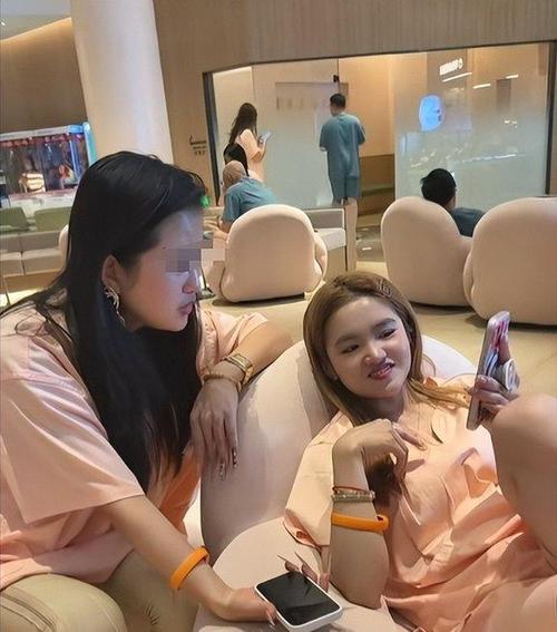 好家伙，崔晋这波澄清视频一发，评论区是真炸锅了。网友说李勒优飘了、被惯坏了，崔晋直接回：拿她当家人，