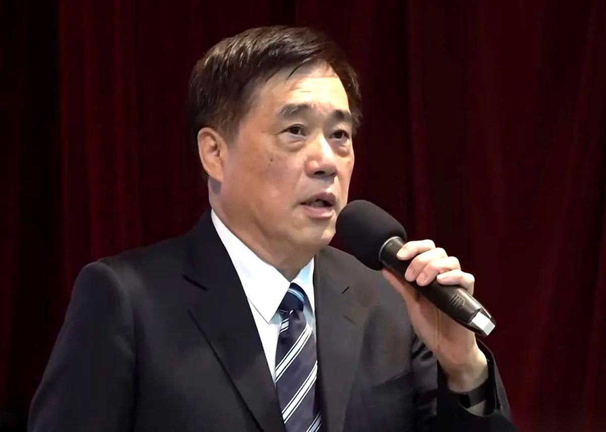 “我帮你当主席，你铺我2028的路。”这话，就差直接刻在郝龙斌脑门上了。他在
