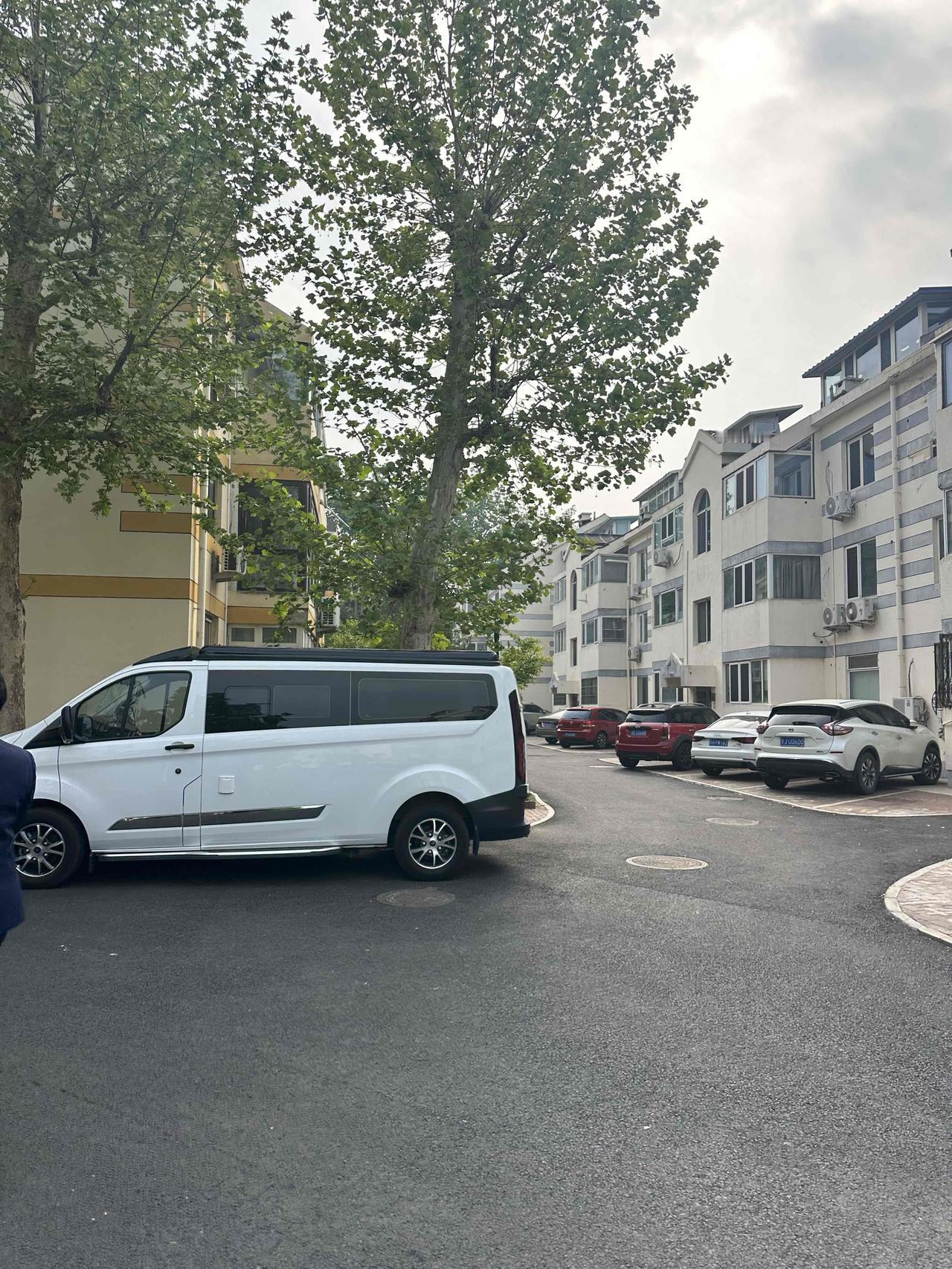 人就是这样，房价涨得时候认为永远会涨下去，房价跌得时候认为永远会跌下去。大家对