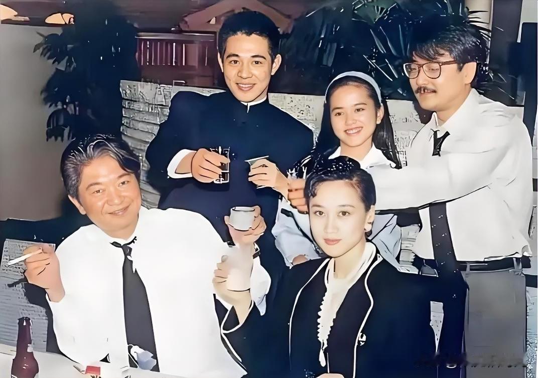 这张照片很有看头，利智这个发型很考验颜值，如果脸型不够优越，五官没有特色，还真驾