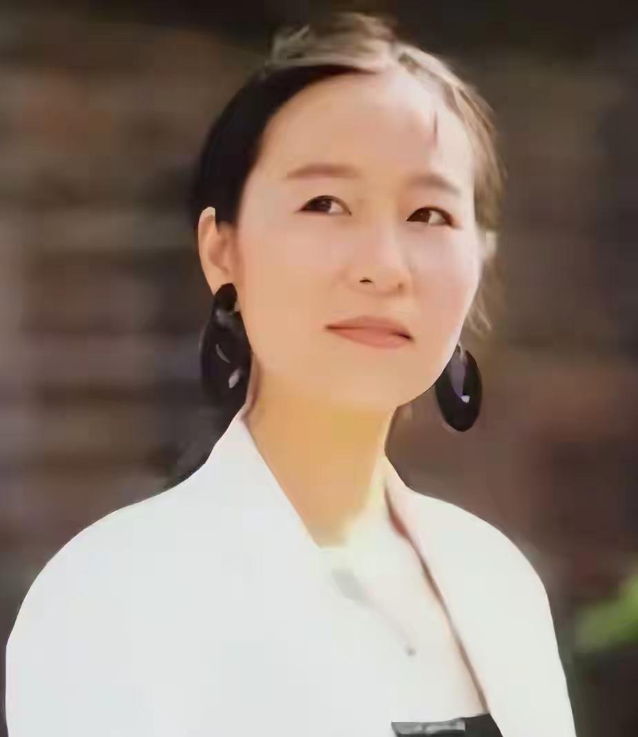 事情发展得有些奇怪和突然，这么好的演员，形象怎会说蹦就蹦。影视圈人嘴杂碎，既然她