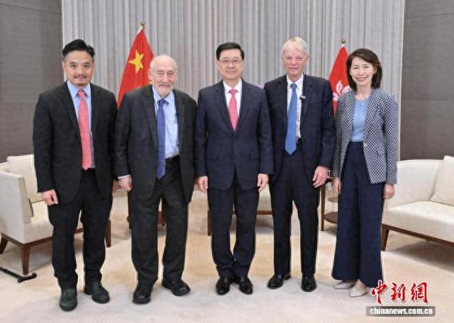 香港特首李家超与两位诺贝尔经济学奖得主会面