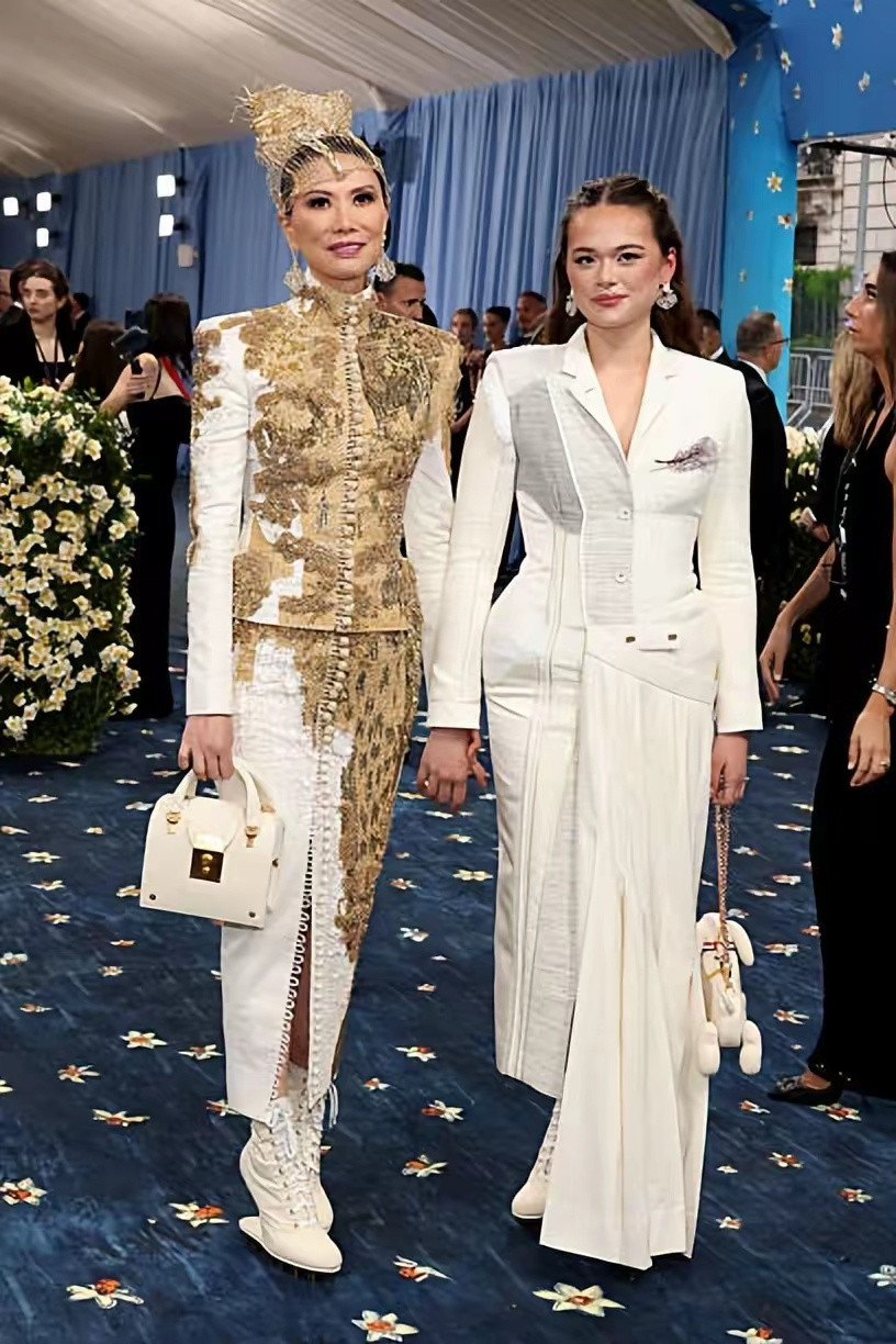 56岁邓文迪带混血女儿闪耀MetGala！邓姐穿金色如女王，女儿也美​​​